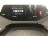 とっても見やすいメーターです。夜間時はラグジュアリーな気分にさせてくれる照明が魅力ですので、夜のドライブも楽しみになりますよ♪