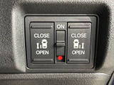 左右両側パワースライドドアが付いています。ワンタッチで簡単にお子様でも、お年寄りの方でも、開閉できますからとても便利です。キーレスや車内スイッチでも自動でドアの開閉ができます。