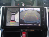 パノラミックビューモニターは、車両の前後左右に搭載した4つのカメラにより、車を真上から見ているような映像を表示させ、運転席から確認しにくい車両周囲の状況を把握できます。