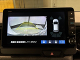 リバースギアに入れるだけで後方の表示へ切り替わります。夜間や雨の日の駐車も楽になりますよ。