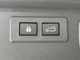 【パワーバックドア】スマートキーや運転席のボタンを押すだけでリアゲートが自動で開閉します!荷物を持っている時や、高い位置にあるバックドアを閉める際に便利な機能です♪