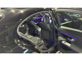 ウィンカー内蔵ドアミラーを開発したのは『メルセデス・ベンツ』です。他車からの視認性が高まり、事故の可能性を低減させています。更に、点灯部分はドライバーの視界に入らないように設計されています。