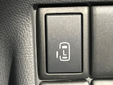 【パワースライドドア】スマートキーや運転席のスイッチでスライドドアの開閉が可能♪電動だから力を入れてドアを開ける必要が無く、小さいお子様でも、重い荷物を持っている時もラクに開け閉めできます♪