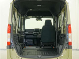 2列目シートと助手席を倒すことで、運転席以外のすべての空間がフラットな荷室となります。フラットな荷室になるので、脚立や絨毯などの長尺の荷物の積載にも対応しております。