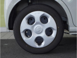 【ホイールキャップ】車に良く似合う純正ホイールキャップが装備されています。ノーマルタイヤ、スタッドレスタイヤもスズキ自販島根にお任せください。