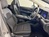ゆったりと座れる運転席シートですのでストレスなく運転が出来ますよ!