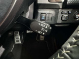 クルーズコントロール機能が付いています。 速度を設定するとアクセルを踏まなくても一定の速度で走ることができます。  高速道路ではとても便利な装置なんです。