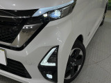 【LEDヘッドライト】悪天候や夜間走行時も良好な視界を確保し安心して運転できる高輝度LEDヘッドライトを装備!点灯速度が早く、消費電力も抑えられています。