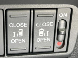 【両側パワースライドドア】スマートキーや運転席のスイッチで後席両側スライドドアの開閉が可能♪電動だから力を入れてドアを開ける必要が無く、小さなお子様でも簡単に開け閉めでき快適です♪