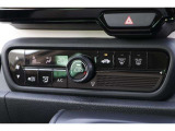 フルオートエアコンを装備。車内の温度設定だけでなく空気清浄や脱臭などの効果を発揮して車内は快適空間♪