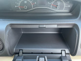 運転席側に小物入れがあります!!