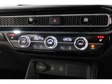 運転席と助手席の温度設定の変更が可能な左右独立タイプのデュアルエアコンです♪♪♪暑がりな人・寒がりな人も誰もが車内を快適にお過ごしいただけます♪♪♪