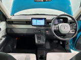 使いやすいレイアウトのダッシュボード周辺です。オートエアコンや小物入れなど嬉しい装備が満載です。