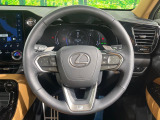 【純正革巻きステアリング】上質な革を使用することで、手にしっかり馴染みとても運転しやすいハンドルです♪