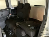 シートを倒せば更に荷物が入ります。