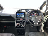 運転席は見やすく整理され、ナビも美しく装着され操作性にも優れています!