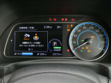 メーター内のカラーディスプレイには運転をサポートするさまざまな情報を表示します