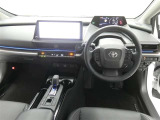 運転席からの視界はこんな感じです☆お気軽にご来店いただき、実際に座って是非お確かめください。ドライバーに寄り添う快適な操作フィールをもたらすステアリングです。