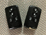 スマートキーを装備しています☆カギをカバンやポケットに入れて頂いた状態でドアロックの開閉やエンジンスタートをして頂けますよ!とても便利な装備です!