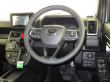 運転席まわりです。 各操作スイッチは使いやすい位置に配置されてます。