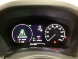 ハイブリット車専用のメーターです。右側の大型スピードメーターに加え、ステアリングスイッチを使って左のマルチインフォメーション・ディスプレイで燃費や動力伝達などの情報が見れるようになっています。