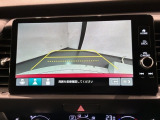 リバースギアに入れるだけで後方の表示へ切り替わります。夜間や雨の日の駐車も楽になりますよ。