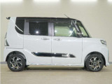 リアには左右スライドドアを採用。狭い駐車場でも開閉しやすく、強風の日でもドアが煽られにくくなっております。小さなお子さまやご年配の方も安心して乗り降りできます。