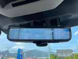 【スマートリヤビューミラー】後席の大きな荷物や同乗者で後方が確認しづらい時でも安心!カメラが撮影した車両後方の映像をルームミラー内に表示。クリアな視界で状況の確認が可能です!