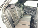 安全性と快適性を追求した、少し硬めのシート。 これは長時間の運転や渋滞などの状況でも、身体の疲労度が少ないことを求めたものです。
