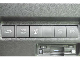 重たいバックドアもスイッチを押すだけで閉めることができます。リモコンや車内のスイッチからも操作できます。