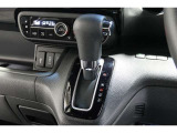 インパネシフトだから視線の移動も少なく足元もスッキリ♪運転席もゆったりしているのでゆとりを持ってドライブできますね!