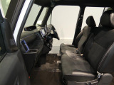 【手入れ済みの運転席】体を優しく支えるシート。常触?部分の適度な清掃済みです。長時間の移動でも疲れにくい設計です。