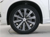 ダイヤモンドカット/ブラック10スポーク9.0J&times;20インチアルミホイール。衝突回避・被害軽減ブレーキシステムやパイロット・アシストなど、数多くの先進安全・運転支援機能を標準装備。