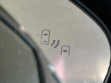 【ブラインドスポットモニター】走行中、ドアミラーの死角になりやすい箇所に後続車が接近するとサイドミラーのレンズに警告を表示!ドライバーに注意喚起をしてくれます。