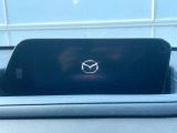 【8.8インチマツダコネクト】車内の雰囲気にマッチした大型のディスプレイ。スマホ接続でのナビ使用やBluetooth再生等、様々な機能が楽しめます。直感的なダイヤル操作が可能で、使い勝手も良好です。