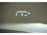 運転手の目の前のガラスにスピードメーター等を表示してくれるヘッドアップディスプレイ。視線の移動が少なくてすむので運転に集中できます。