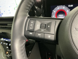 ステアリングにオーディオ操作スイッチが付いています。オーディオ画面に直接タッチしなくても操作が出来ますので、運転に集中できます。