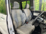 運転席まわりには十分なスペースがあり、大柄な方でもゆったり運転していただける環境です。