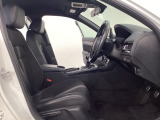 広い足元にゆったり座れるシートには肘掛けも装備しており長距離の運転でも疲れにくくなってます。女性でも運転がしやすいように、シートの高さ調整機能(シートリフター)がついています。