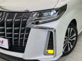 【LEDヘッドライト】悪天候や夜間走行時も良好な視界を確保し安心して運転できる高輝度LEDヘッドライトを装備!点灯速度が早く、消費電力も抑えられています。
