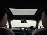 【ムーンルーフ】チルトUP・スライド電動式のムーンルーフが装着されております。車内の空気の入れ替えはもちろん、日光の取り入れや天体観測、などお楽しみいただけます。