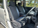 運転席も広く女性はもちろん背の高い男性でも窮屈ではないと思います☆