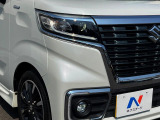 【LEDヘッドライト】悪天候や夜間走行時も良好な視界を確保し安心して運転できる高輝度LEDヘッドライトを装備!点灯速度が早く、消費電力も抑えられています。