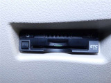 ETC車載器付きです。高速道路の料金所渋滞も解消!落ち着いてスムーズに通過できます。今や必需品の一つとなった装備ですね。