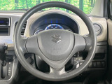 インテリアに合わせたデザインのステアリングは、運転される方のことも考え、運転しやすい形状、大きさです。是非一度、実際に触ってお確かめください。