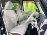 運転席シート廻りは使用感も少なく、良好な状態となっています。前オーナー様が丁寧に使っていたことがよくわかりますね。