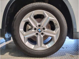 【BMWアロイホイル】軽量かつ強度に拘ったアロイホイル。走行性能ポテンシャルを引き出す設計。車の足元を引き締めてくれる大きなポイントはアロイホイルです。