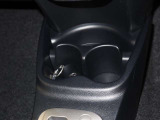 運転席と助手席の間にドリンクホルダーが付いています!