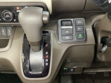 CVT車のセレクトレバーです。低速から高速まで、変速ショックのないスムーズな走りと、エンジン効率のよい領域を維持して燃費にも貢献します。サイドブレーキはスイッチ操作の電子制御パーキングブレーキです。