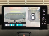 マルチビューカメラシステム搭載車です。お車の周囲を全方位でカバーします。後方・前方・両脇と、コンディションが悪い視界でもカラーモニターに映し出した映像がドライバーをサポートします。